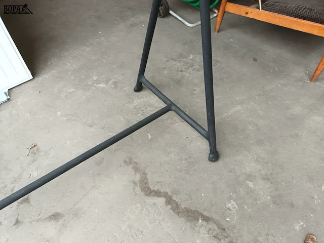 Lot 480 - kledingrek zwart - afbeelding 3 van  3