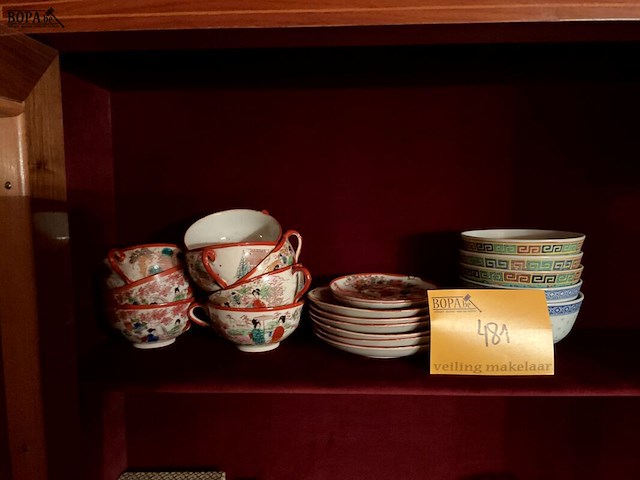 Lot 481 - set fijn chinees porselein 8 kopjes en 8 bordjes/4 kommen - afbeelding 1 van  5