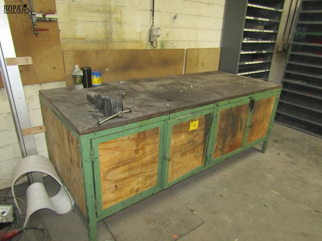 Lot 482 - metalen werkbank met bankschroef - afbeelding 1 van  4