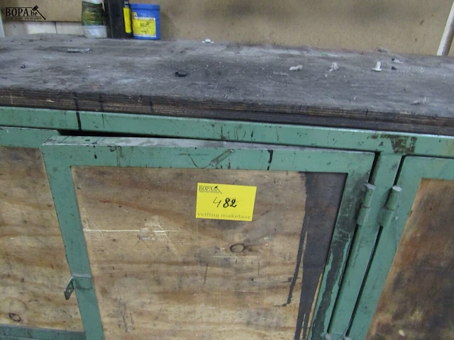 Lot 482 - metalen werkbank met bankschroef - afbeelding 2 van  4