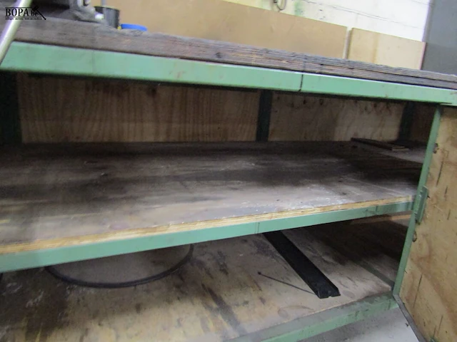 Lot 482 - metalen werkbank met bankschroef - afbeelding 3 van  4