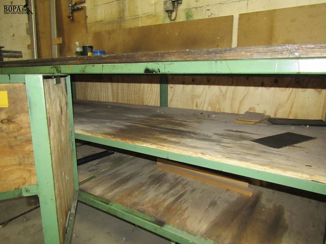 Lot 482 - metalen werkbank met bankschroef - afbeelding 4 van  4