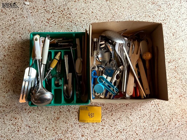 Lot 483 - bakken met klein keukenmateriaal, 2 stuks - afbeelding 1 van  3