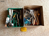 Lot 483 - bakken met klein keukenmateriaal, 2 stuks - afbeelding 1 van  3