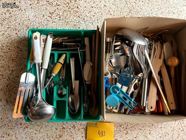 Lot 483 - bakken met klein keukenmateriaal, 2 stuks - afbeelding 2 van  3