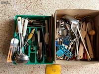 Lot 483 - bakken met klein keukenmateriaal, 2 stuks - afbeelding 2 van  3