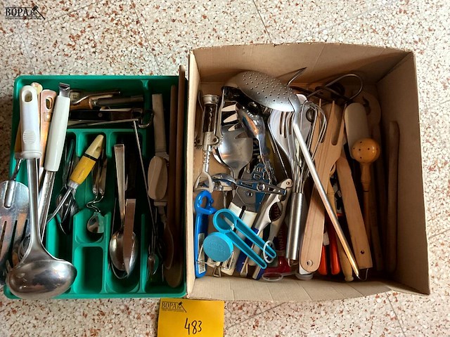 Lot 483 - bakken met klein keukenmateriaal, 2 stuks - afbeelding 3 van  3