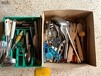 Lot 483 - bakken met klein keukenmateriaal, 2 stuks - afbeelding 3 van  3