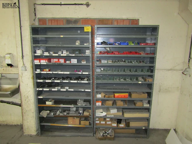 Lot 484 - metalen sorteerrekken met inhoud. 2 stuks - afbeelding 1 van  9