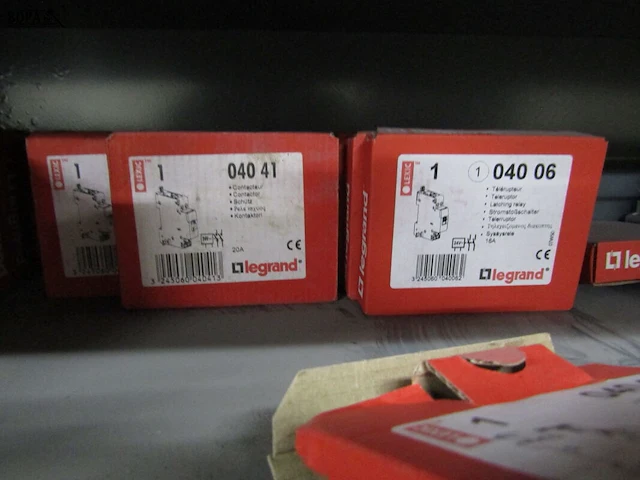 Lot 484 - metalen sorteerrekken met inhoud. 2 stuks - afbeelding 3 van  9