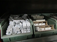 Lot 484 - metalen sorteerrekken met inhoud. 2 stuks - afbeelding 5 van  9