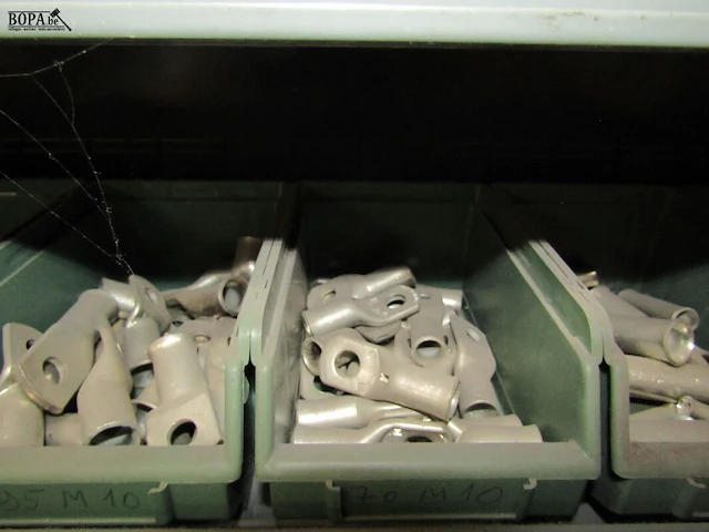 Lot 484 - metalen sorteerrekken met inhoud. 2 stuks - afbeelding 6 van  9