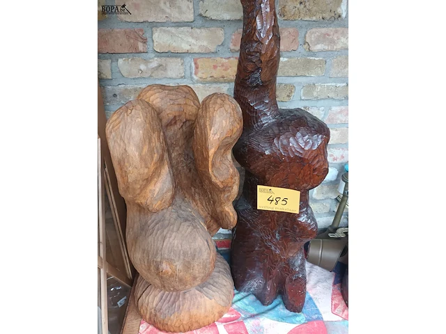 Lot 485 - houten gesculpteerd beeld. 2 stuks - afbeelding 1 van  5