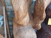 Lot 485 - houten gesculpteerd beeld. 2 stuks - afbeelding 2 van  5