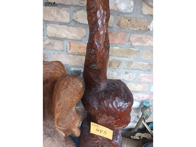 Lot 485 - houten gesculpteerd beeld. 2 stuks - afbeelding 4 van  5