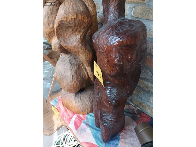 Lot 485 - houten gesculpteerd beeld. 2 stuks - afbeelding 5 van  5
