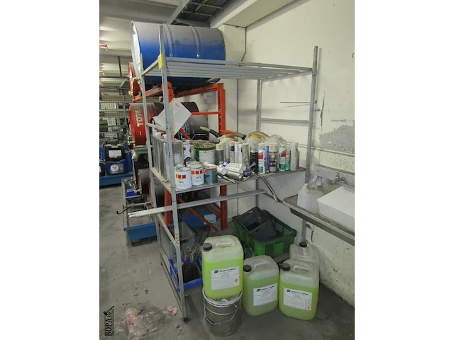 Lot 485 - metalen rek en stapelrek met inhoud - afbeelding 2 van  9