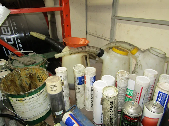 Lot 485 - metalen rek en stapelrek met inhoud - afbeelding 7 van  9