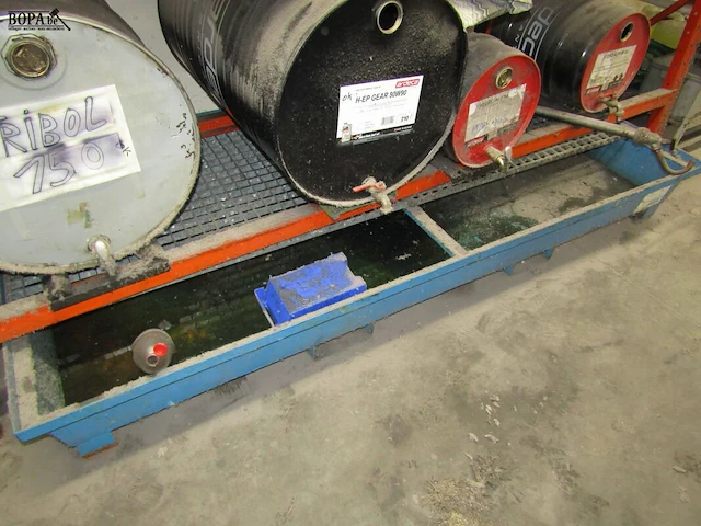 Lot 485 - metalen rek en stapelrek met inhoud - afbeelding 9 van  9