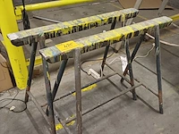 Lot 485 - metalen schraag. 2 stuks - afbeelding 1 van  4