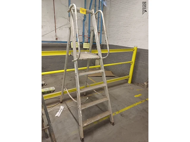 Lot 486 - aluminium trapladder - afbeelding 1 van  5