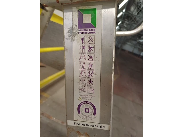 Lot 486 - aluminium trapladder - afbeelding 2 van  5