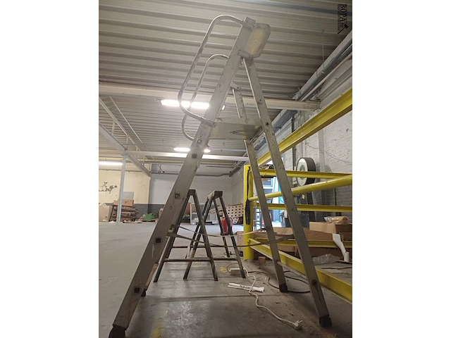Lot 486 - aluminium trapladder - afbeelding 4 van  5
