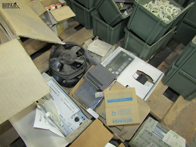 Lot 486 - machine onderdelen en sorteerbakjes - afbeelding 1 van  7