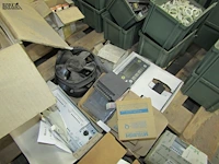 Lot 486 - machine onderdelen en sorteerbakjes - afbeelding 1 van  7