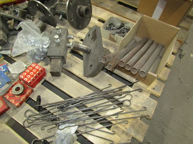 Lot 486 - machine onderdelen en sorteerbakjes - afbeelding 2 van  7