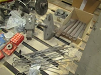 Lot 486 - machine onderdelen en sorteerbakjes - afbeelding 2 van  7