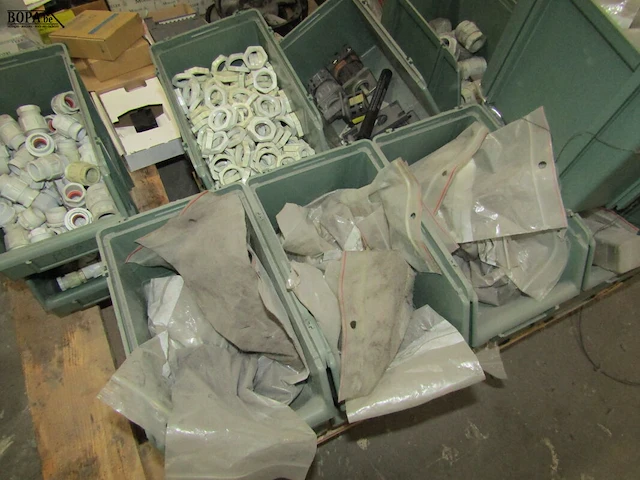 Lot 486 - machine onderdelen en sorteerbakjes - afbeelding 5 van  7