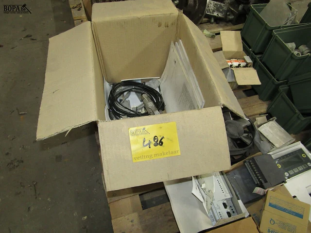 Lot 486 - machine onderdelen en sorteerbakjes - afbeelding 7 van  7