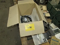 Lot 486 - machine onderdelen en sorteerbakjes - afbeelding 7 van  7