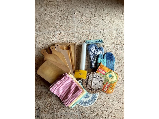 Lot 487 - houten planken,pannelappen onderzetters, 17 stuks - afbeelding 1 van  3