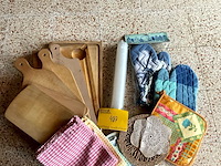 Lot 487 - houten planken,pannelappen onderzetters, 17 stuks - afbeelding 1 van  3