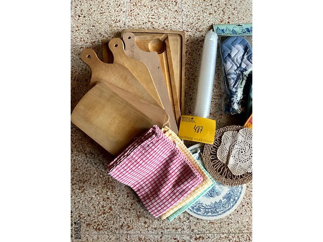 Lot 487 - houten planken,pannelappen onderzetters, 17 stuks - afbeelding 2 van  3