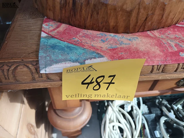 Lot 487 - houten salontafel - afbeelding 1 van  4