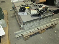 Lot 487 - verdeelkast, frequentieregelaar en kabel - afbeelding 1 van  4