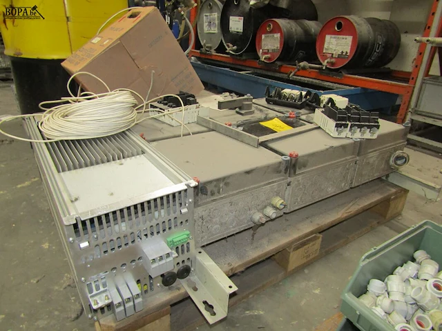 Lot 487 - verdeelkast, frequentieregelaar en kabel - afbeelding 2 van  4