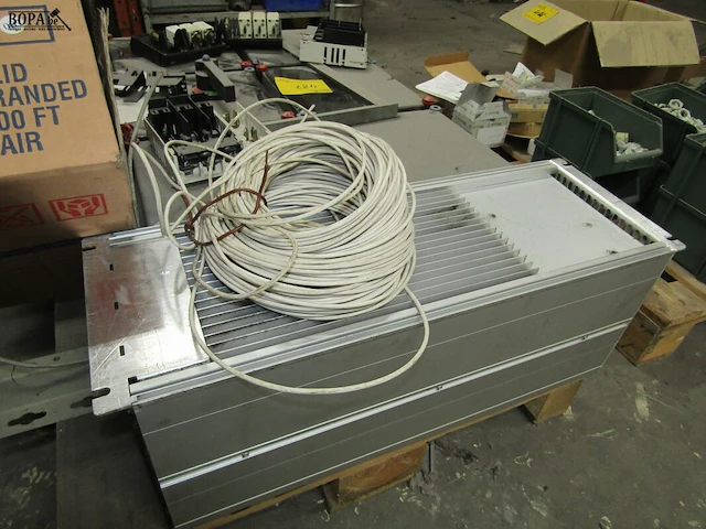 Lot 487 - verdeelkast, frequentieregelaar en kabel - afbeelding 3 van  4