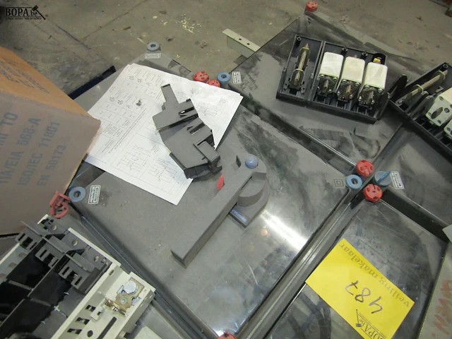 Lot 487 - verdeelkast, frequentieregelaar en kabel - afbeelding 4 van  4