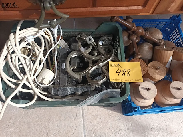 Lot 488 - diversen. 2 bakken - afbeelding 1 van  4