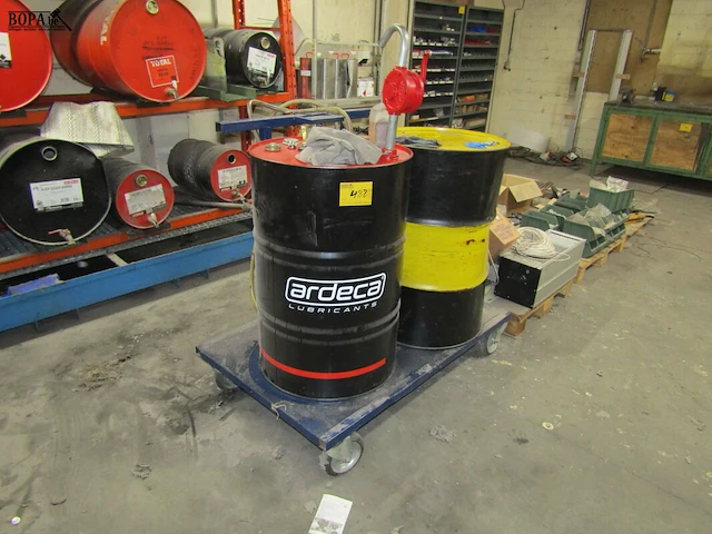 Lot 488 - kar met olievaten en pompen - afbeelding 1 van  3