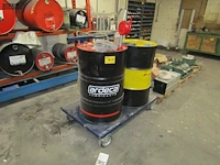Lot 488 - kar met olievaten en pompen - afbeelding 1 van  3