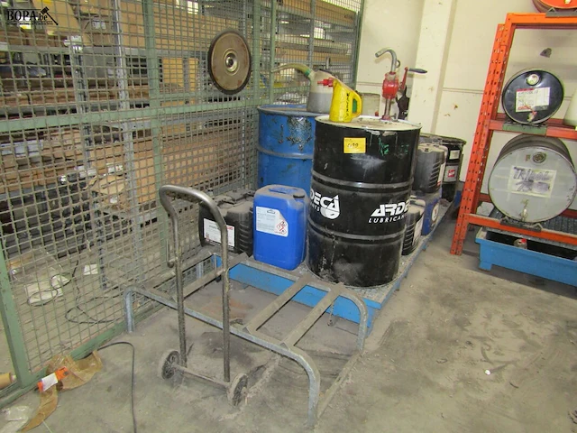 Lot 489 - kar, stapelrek met producten - afbeelding 1 van  4
