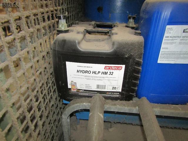 Lot 489 - kar, stapelrek met producten - afbeelding 2 van  4