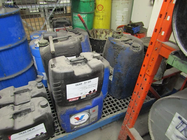 Lot 489 - kar, stapelrek met producten - afbeelding 3 van  4