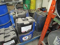 Lot 489 - kar, stapelrek met producten - afbeelding 3 van  4