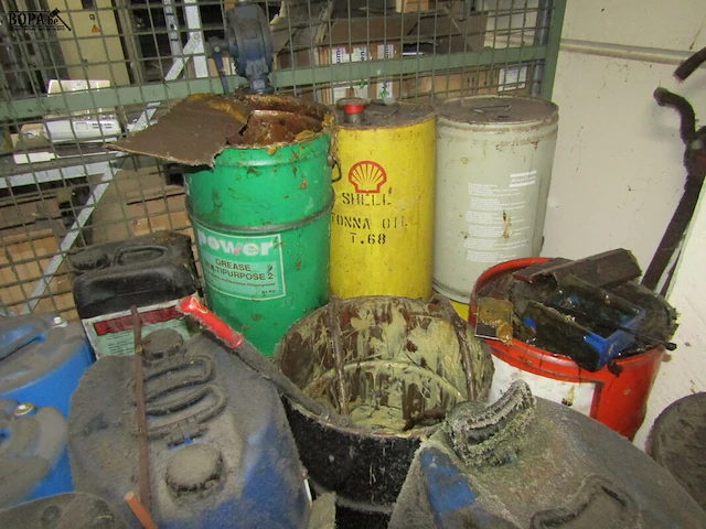Lot 489 - kar, stapelrek met producten - afbeelding 4 van  4
